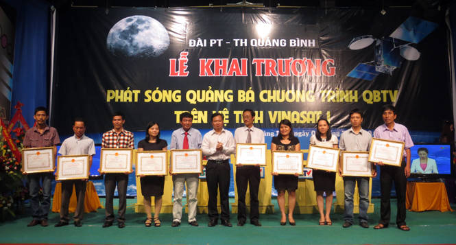 Đ/c Nguyễn Tiến Hoàng, TUV, Phó Chủ tịch UBND tỉnh đã trao tặng bằng khen của Chủ tịch UBND tỉnh cho các cá nhân đạt thành tích xuất sắc của Đài PT-TH QB