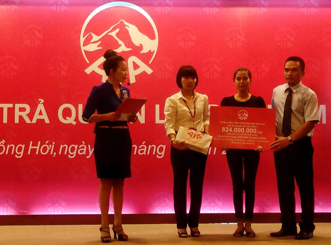 Đại diện của AIA Việt Nam trao phần chi trả cho gia đình  chị Lê Thị Thanh Nhàn, vợ của khách hàng của AIA không may bị tử vong.