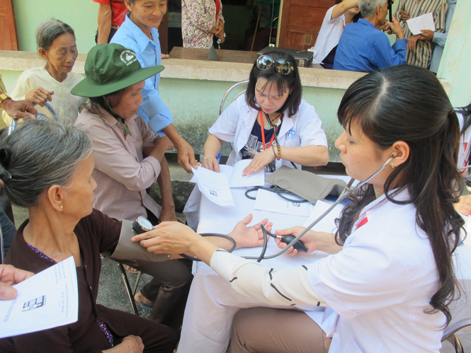 Tham gia BHYT giúp người cận nghèo bảo đảm quyền lợi được chăm sóc sức khỏe có hiệu quả và tiết kiệm chi phí khám, chữa bệnh