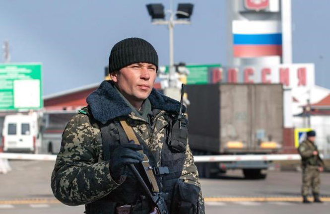 Lính biên phòng Ukraine kiểm soát cửa khẩu quốc tế Goptovka ở thành phố Kharkiv. (Ảnh: AFP/Getty Images)