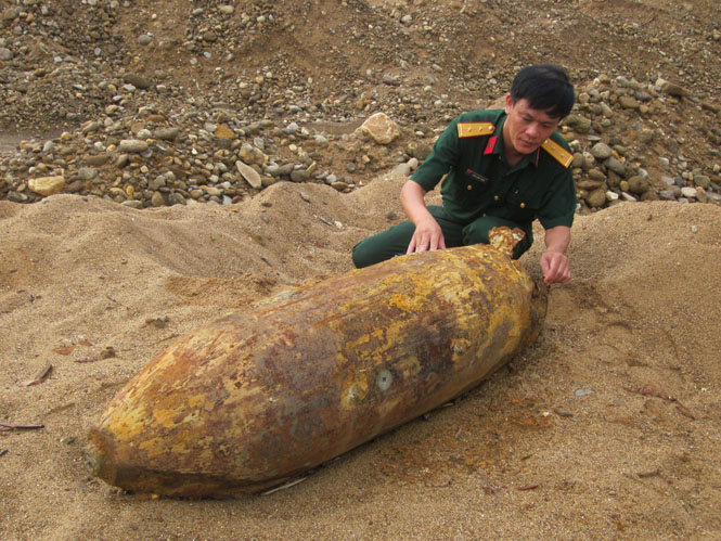 Thượng úy Lương Khắc Thành đang nghiên cứu phương án xử lý quả bom nặng 750 bảng Anh.