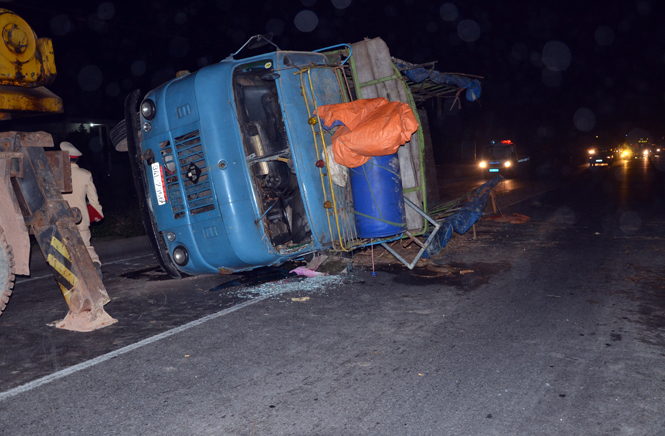Vụ tai nạn giao thông trên QL1 đoạn qua xã Hồng Thuỷ do lái xe không làm chủ tốc độ gây ra.