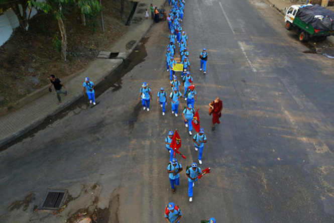 Người dân Myanmar tuần hành phản đối dự án thủy điện Myitsone. Ảnh: Reuters