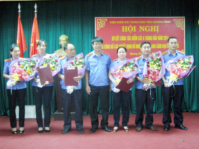 Đồng chí Nguyễn Huy Tiến, Viện trưởng VKSND tỉnh trao quyết định cho các đồng chí được bổ nhiệm.