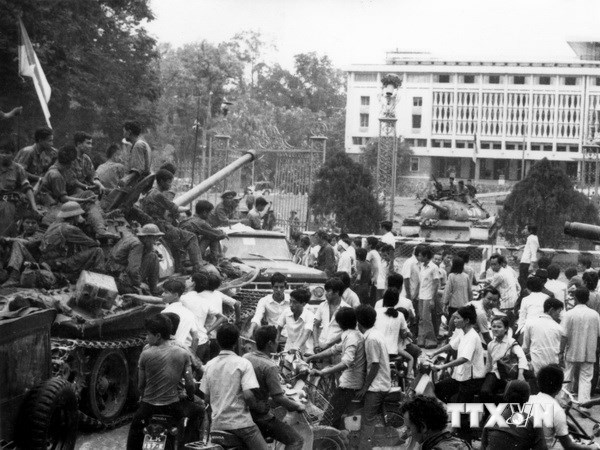 Nhân dân Sài Gòn kéo về dinh Độc Lập chào mừng quân giải phóng. Ảnh tư liệu. (Nguồn: TTXVN)