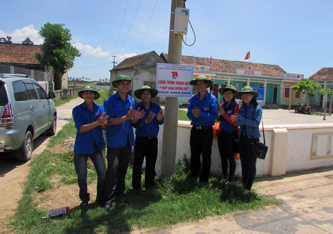 Đoàn khối Doanh nghiệp bàn giao công trình “Thắp sáng đường quê” tại thôn Phù Trịch, xã Quảng Lộc.