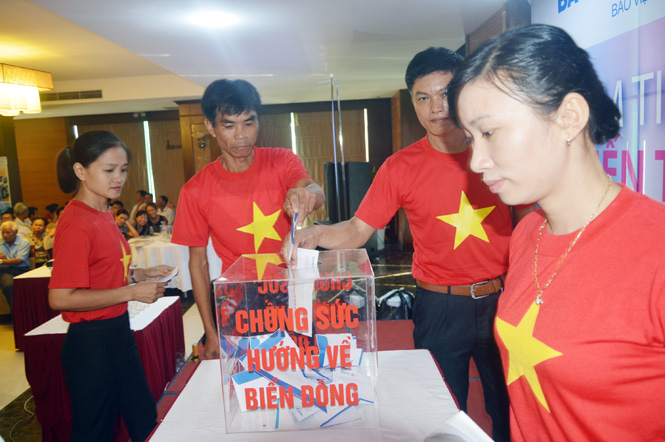 Cán bộ, nhân viên Công ty Bảo Việt Nhân thọ Quảng Bình và đông đảo khách hàng quyên góp ủng hộ lực lượng Cảnh sát biển, Kiểm ngư Việt Nam đang làm nhiệm vụ ở Hoàng Sa, Trường Sa.