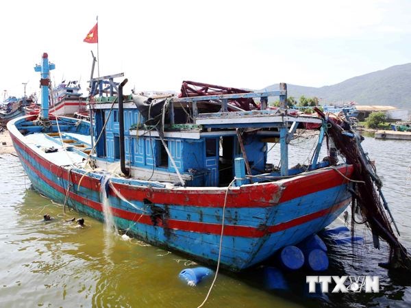 Tàu cá của ngư dân bị hư hỏng nặng do tàu Trung Quốc đâm. (Ảnh: Trần Lê Lâm/TTXVN)