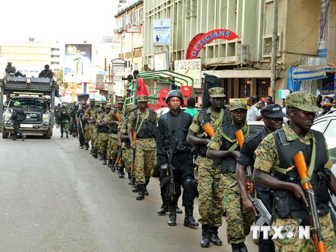 Lực lượng an ninh Uganda đang tuần tra tại thủ đô Kampal ngày 3/7. (Nguồn: AFP/TTXVN)