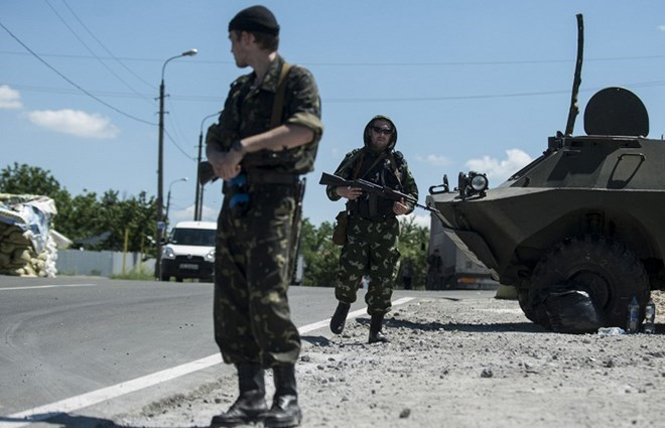 Quân đội Ukraine tại một chốt kiểm soát ở Slavyansk. (Nguồn: AP)