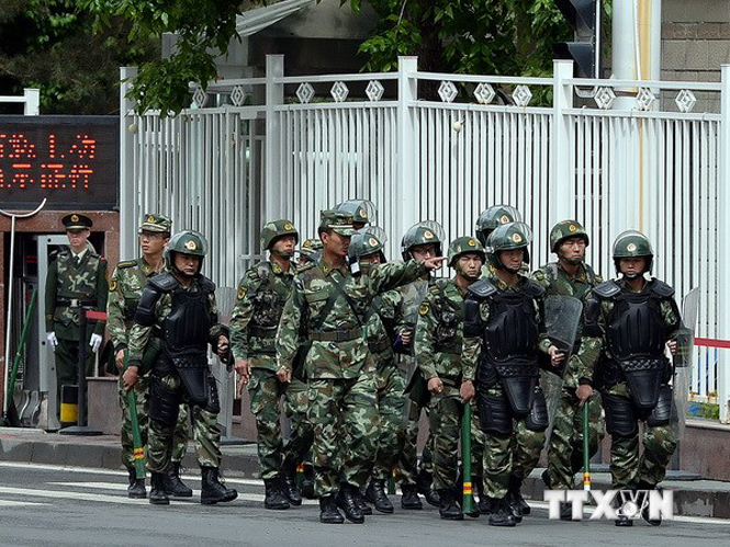 Cảnh sát bán quân sự Trung Quốc tuần tra tại thành phố Urumqi, thủ phủ khu tự trị Duy Ngô Nhĩ Tân Cương, Tây Bắc Trung Quốc sau các vụ nổ hồi tháng Năm. (Nguồn: AFP/TTXVN)