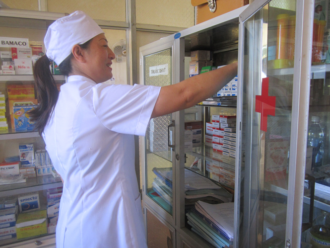 Tủ thuốc bảo hiểm y tế của Trạm y tế thị trấn Việt Trung luôn phục vụ đầy đủ cho người bệnh.
