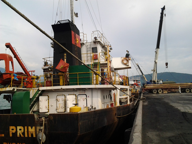 Sản lượng hàng hóa bốc xếp qua cảng Hòn La ước đạt 685.000 tấn trong 6 tháng đầu năm, tăng 95% so với cùng kỳ năm 2013.