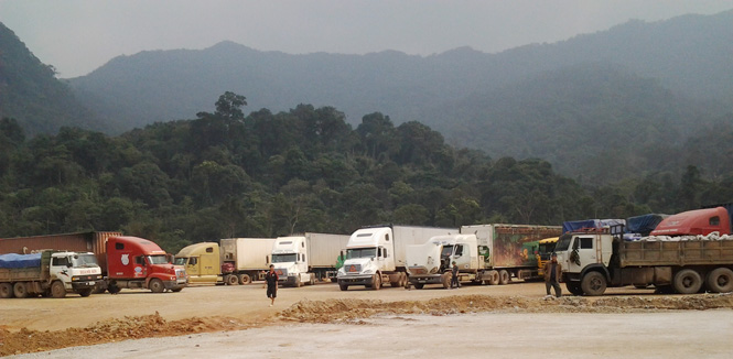 Các chủ phương tiện thực hiện nghiêm túc chủ trương của tỉnh về thí điểm thu phí sử dụng bến bãi tại cửa khẩu Quốc tế Cha Lo.