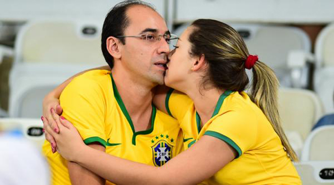 Nụ hôn này hình như không còn vị ngọt nữa - Ảnh TRUNG NGHĨA