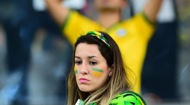 Có phải cô gái này đang tự nhủ: Giá như có Neymar - Ảnh TRUNG NGHĨA