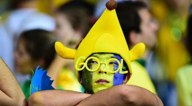 Thật khó diễn tả fan nhí này đang nghĩ gì trước thảm bại của đội tuyển Vàng Xanh - Ảnh TRUNG NGHĨA