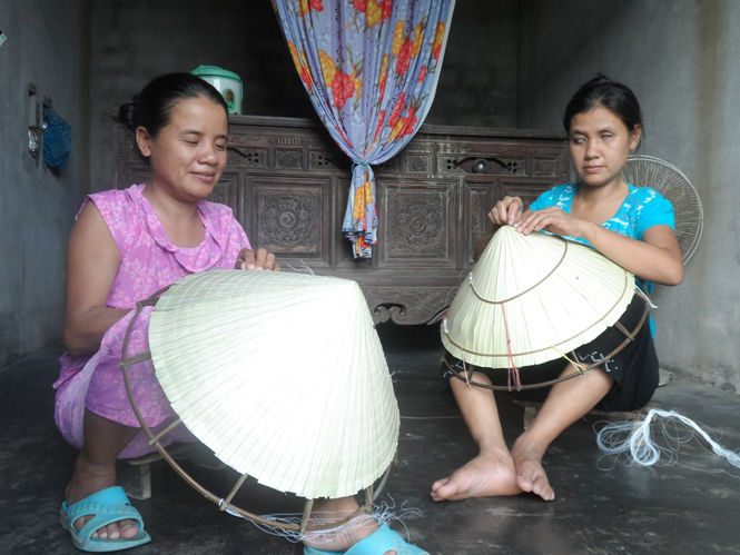 Mặc dù bị mù nhưng hai chị Thuận và Thái vẫn chằm nón để kiếm tiền nuôi sống nhau qua ngày.