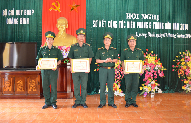 Đại tá Nguyễn Văn Phúc, Chỉ huy trưởng BĐBP tỉnh trao thưởng cho các đơn vị đạt thành tích cao trong thực hiện nhiệm vụ.