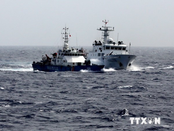 Tàu Hải giám Trung Quốc truy cản tàu Cảnh sát biển Việt Nam. (Ảnh: Quang Vũ/TTXVN)
