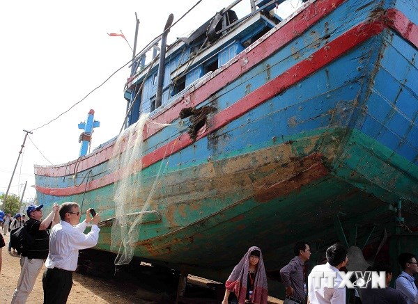 Đoàn đại biểu quốc tế thị sát chiếc tàu cá Việt Nam bị đâm Trung Quốc đâm thủng, được sửa chữa tại Đà Nẵng tháng 6-2014 (Nguồn: TTXVN)