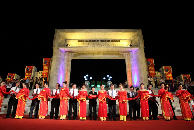 Các đồng chí lãnh đạo Đảng, Nhà nước tham gia lễ khánh thành công trình nâng cấp Nghĩa trang Liệt sĩ Quốc gia đường 9.