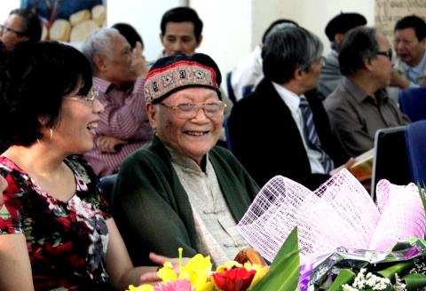 Nhà văn Tô Hoài (phải) và con gái Sông Thao tại lễ kỷ niệm 70 năm Dế Mèn phiêu lưu ký vào năm 2012 tại Hà Nội. Ảnh: Mi Ly