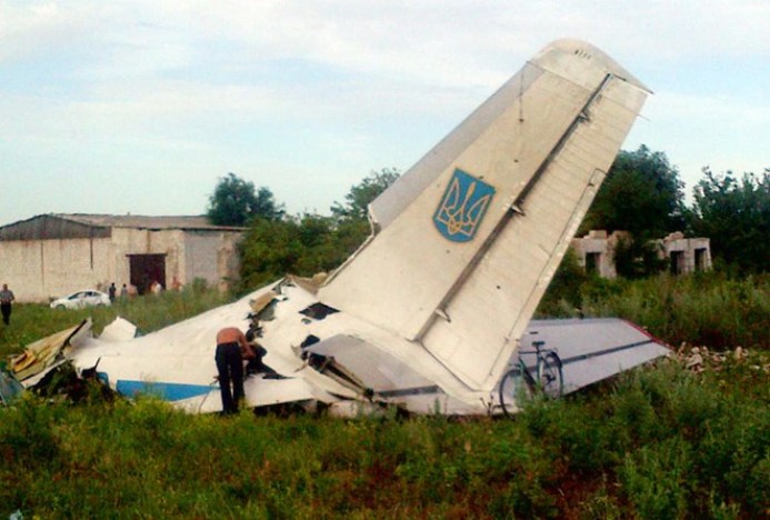 Mảnh vỡ của chiếc An-26 được nhìn thấy gần ngôi làng Davido-Nikolsk ở vùng Lugansk của Ukraine hôm 147 (Nguồn: AFP)