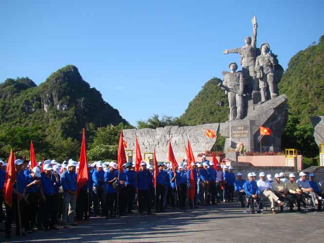 Tuổi trẻ ĐVTN tưởng niệm các anh hùng liệt sĩ tại Tượng đài TNXP tại xã Sơn Trạch, Bố Trạch.