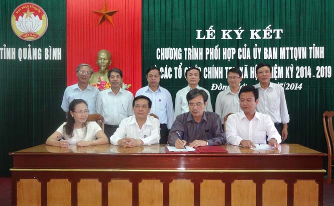 Đại diện Uỷ ban MTTQVN tỉnh và các đoàn thể chính trị-xã hội tỉnh ký kết Chương trình phối hợp nhiệm kỳ 2014-2019