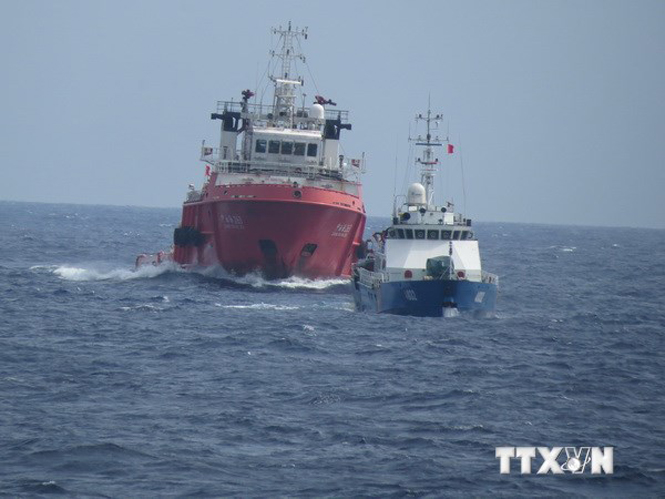 Tàu Trung Quốc phía sau áp sát, ngăn cản, sẵn sàng đâm va, uy hiếp tàu Việt Nam gần khu vực hạ đặt giàn khoan trái phép. (Nguồn: TTXVN)