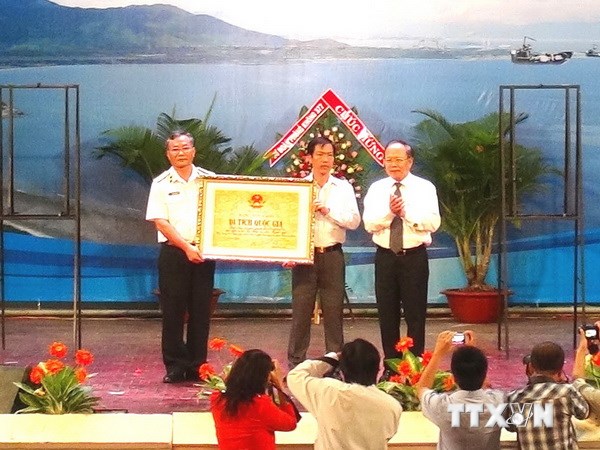 Bộ trưởng Hoàng Tuấn Anh trao Bằng di tích lịch sử quốc gia Bia chủ quyền quần đảo Trường Sa tại đảo Song Tử Tây cho lãnh đạo xã Song Tử Tây. (Ảnh: Nguyên Lý/TTXVN)