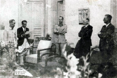 Chủ tịch Hồ Chí Minh và ông G.Salnteny (giữa), đại diện Chính phủ Pháp, cùng đại diện các nước Đồng minh nghe đọc Văn bản Hiệp định Sơ bộ ngày 6-3-1946 trước khi ký kết, Hà Nội năm 1946. Ảnh tư liệu