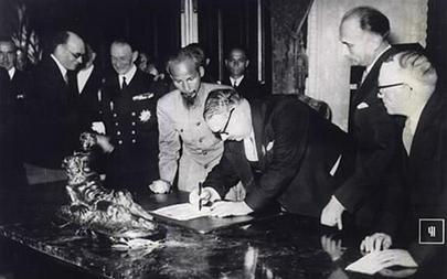 Chủ tịch Hồ Chí Minh và Bộ trưởng Hải ngoại Pháp Marius Moutet ký bản Tạm ước Việt - Pháp ngày 14-9-1946. Ảnh tư liệu