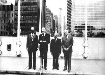 Ngày 20-9-1977, Việt Nam trở thành thành viên chính thức của LHQ- Trong ảnh: Phó Thủ tướng, Bộ trưởng Ngoại giao Nguyễn Duy Trinh dự lễ kéo cờ Việt Nam tại trụ sở LHQ. Ảnh tư liệu