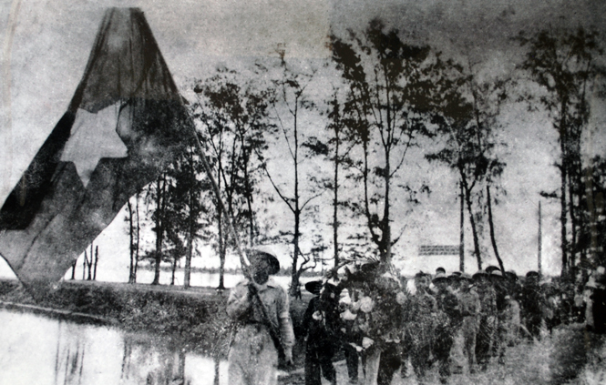 Bộ đội tiến vào tiếp quản thị xã Đồng Hới, ngày 18-8-1954.