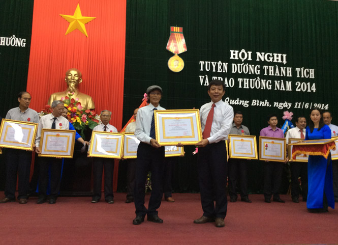 Hoàng Sông Hương vinh dự được tặng thưởng  Huân chương Lao động hạng Ba.