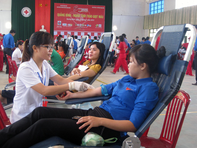 Tuổi trẻ Quảng Bình tham gia hiến máu hưởng ứng “Hành trình đỏ” lần thứ nhất.
