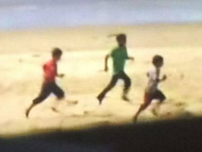 Những cậu bé đã cố gắng chạy khỏi bom của Israel. (Nguồn: mirror.co.uk)