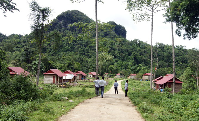 Dọc tuyến đường là những bản làng người dân tộc Bru- Vân Kiều sinh sống