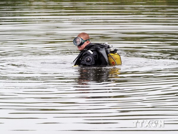 Thợ lặn tìm kiếm chiếc hộp đen tại khu vực máy bay rơi. (Nguồn: AFP/TTXVN)