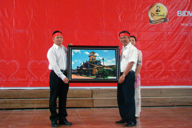 Đồng chí Nguyễn Tiến Hoàng, thay mặt lãnh đạo tỉnh tặng quà lưu niệm cho đoàn “Hành trình đỏ”.