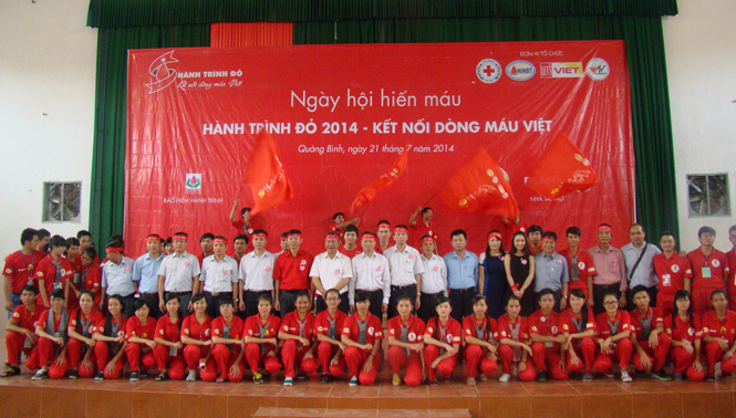 Các đại biểu chụp ảnh lưu niệm với đoàn “Hành trình đỏ- Kết nối dòng máu Việt”  