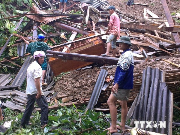 Khắc phục thiệt hại do bão số 2 gây ra ở tỉnh Sơn La. (Ảnh: Công Luật/TTXVN)