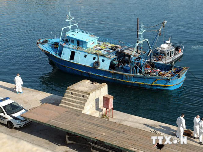 Tàu chở thi thể những người nhập cư thiệt mạng tại Valletta, Malta, ngày 20-7. (Ảnh: AFP/TTXVN)