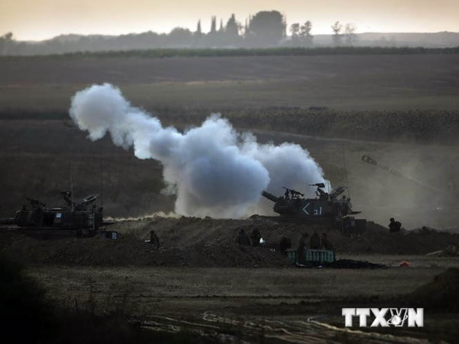 Binh sỹ Israel pháo kích vào Dải Gaza từ một điểm gần biên giới với vùng đất ven biển của người Palestine ngày 20-7. (Nguồn: AFP/TTXVN)