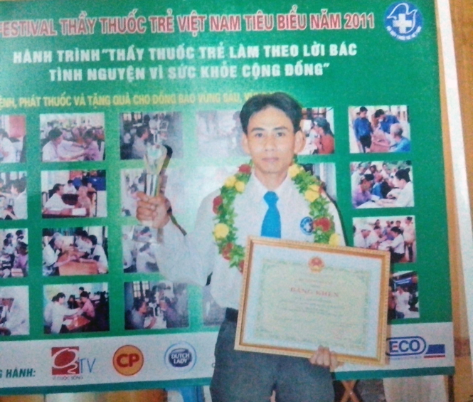 BS. Nguyễn Viết Thái nhận Bằng khen của Trung ương Hội thầy thuốc trẻ Việt Nam tại Hội nghị tuyên dương thầy thuốc trẻ  Việt Nam tiêu biểu năm 2011.