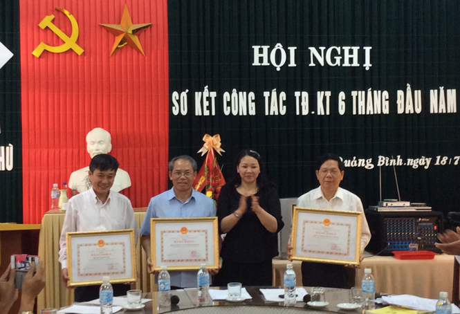 Lãnh đạo Ban Thi đua-Khen thưởng tỉnh trao bằng khen của Chủ tịch UBND tỉnh cho các đơn vị.