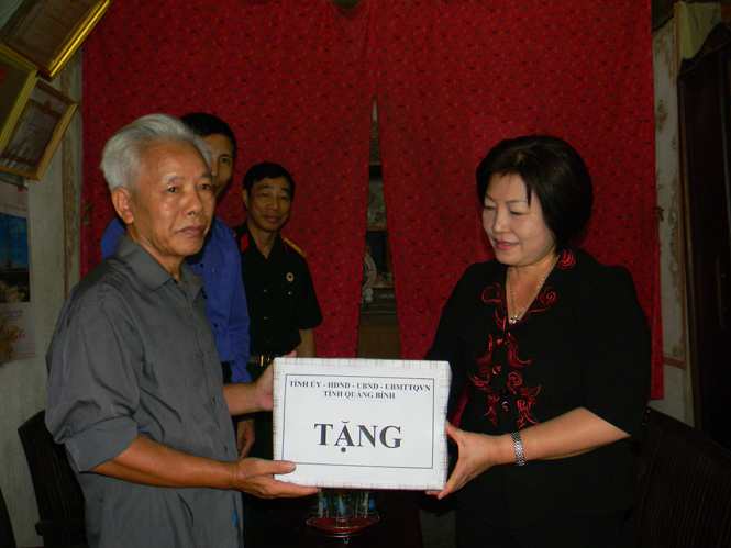 Đồng chí Nguyễn Thị Thanh Hương tặng quà cho ông Nguyễn Ngà, nạn nhân chất độc hóa học ở thôn Đồng Lê, xã Lê Hóa.