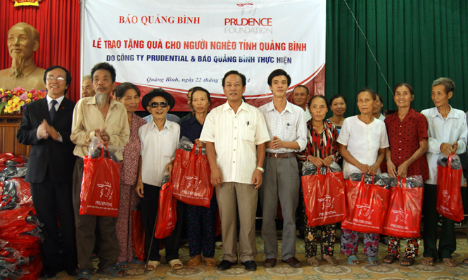 Báo Quảng Bình và Công ty Bảo hiểm Nhân thọ Prudential trao quà cho gia đình chính sách, người nghèo tại thị xã Ba Đồn